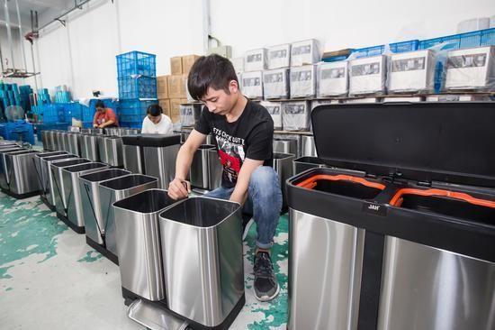 塑料制品主产地台州垃圾桶厂家销量倍增八成订单来自上海
